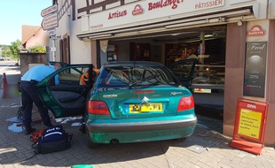 La voiture est rentrée dans la vitrine de la boulangerie, à Woerth, dans le Bas-Rhin.