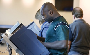 Un Afro-américain vote lors de l'élection américaine, le 25 octobre 2016.