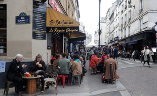 Des Parisiens en terrasse en mai 2021.