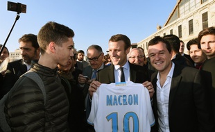 Emmanuel Macron avec un maillot de l'OM à son nom... Bon, c'est du Adidas et pas du Macron en revanche...