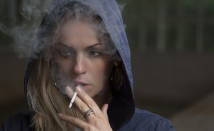 Illustration d'une jeune fille qui fume. Pour 96% des adolescents le tabac est la 1e cause des cancer selon une étude inédite sur les jeunes et le cancer pour la Ligue contre le cancer.