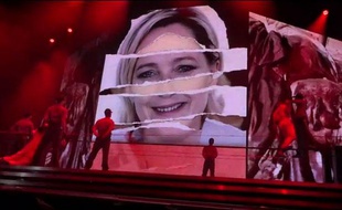 Capture d'écran d'une vidéo d'un concert de Madonna à Tel Aviv, en Israël, tournée le 31 mai 2012, visible sur Youtube. La vidéo montre des images de Marine Le Pen.
