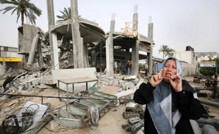 Une Palestinienne réagit après un raid israélien qui a fait trois morts le 20 mai 2007