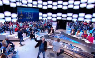 Sur cette image, l'esquive la plus molle de la télé contemporaine entre Stéphane Guillon et Cyril Hanouna.