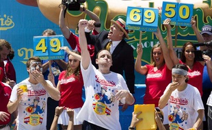 Joey Chestnut, le plus gros mangeur de hot-dogs du monde.