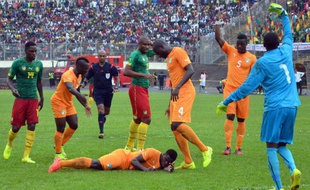 Serge Aurier est resté inanimé au sol après un choc à la tête lors de Cameroun-Côté d'Ivoire, le 10 septembre 2014.