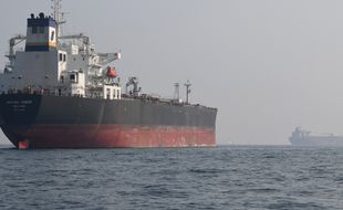 Illustration d'un pétrolier en mer. En Bretagne, une start-up travaille sur un système de nageoire de baleine permettant de limiter la consommation.