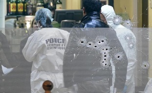 Des agents de la police scientifique cherchent des indices dans le bar de Vileurbanne où a eu lieu une fusillade mortelle, le 1er décembre 2014