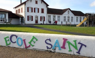 La fillette de cinq ans qui avait été extraite en janvier de la cantine scolaire d'Ustaritz (Pyrénées-Atlantiques) par une policière municipale pour cause d'impayés, a été confiée par un juge à une famille d'accueil, a-t-on appris vendredi auprès du parquet de Bayonne.