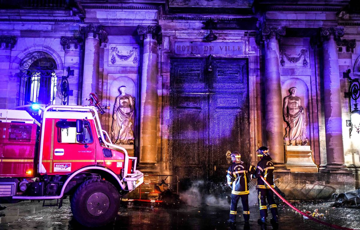 Bordeaux : Les habitants vont être consultés sur la porte incendiée de la mairie