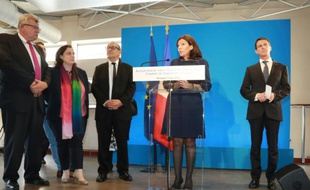 La maire de Paris Anne Hidalgo (C) et le Premier ministre Manuel Valls (G), le 17 juin 2016 à Paris