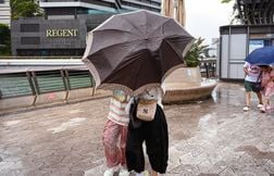 Pluies torrentielles et évacuations à Pékin, inondations à Hong Kong