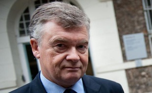 Le député UMP de la Gironde, membre du collectif la Droite populaire, Jean-Paul Garraud, a posé lundi la question du "rapprochement" avec le FN, en se demandant s'il fallait devenir "pragmatique" ou rester "dans les blocages idéologiques".