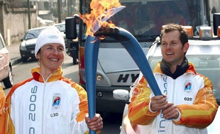 Edgar Grospiron porte la flamme olympique à Turin en 2006.