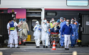 Des malades du coronavirus transférés à Bordeaux depuis la région Grand-Est arrivent à la gare Saint-Jean, le 3 avril 2020.
