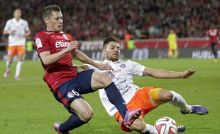 Le lillois Jonathan Delaplace à la lutte avec Paul Lasne lors de Losc - Montpellier.