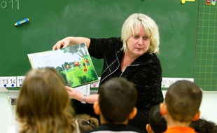 Michèle Picard, maire PC de Vénissieux, a fait classe mardi 15 février, pour dénoncer le non-remplacement des enseignants dans certains établissements de sa commune.