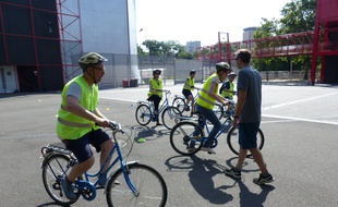 L'association AICV s'est spécialisée dans les cours de vélo pour adultes qu'elle organise à La Vilette.