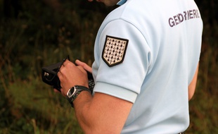 Illustration d'un contrôle routier de gendarmerie en Bretagne.
