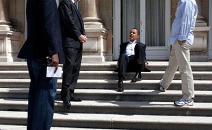 Pose décontractée pour le président Barack Obama en discussion avec ses collaborateurs sur les marches de l'ambassade américaine à Paris, le 7 juin 2009.