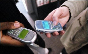 L'Arcep, autorité française de régulation des télécoms, a rejeté la candidature de Free Mobile (Iliad) pour l'attribution de la 4ème licence 3G, indiquant que les conditions financières requises n'étaient pas respectées, dans un communiqué publié mercredi.