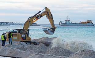 La conduite connectée au bateau recrache un mélange sable-eau