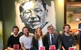 Les trois créateurs de Wanted Community, la responsable communication de Facebook et l'adjoint au tourisme ont collaboré pour réaliser un guide sur Bordeaux.