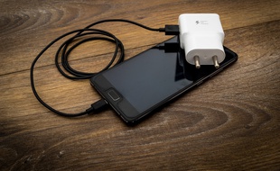 Un smartphone attend d'être chargé (Illustration)