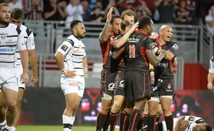 Les joueurs du LOU se félicitent après l'un des deux essais inscrit face à Brive. AFP PHOTO / JEAN-PHILIPPE KSIAZEK