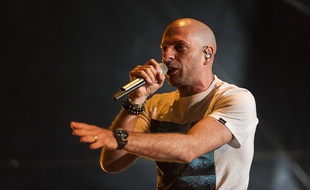 Akhenaton lors d'un concert avec son groupe de rap IAM.