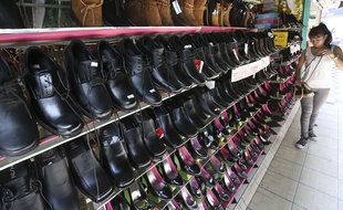 Deux jeunes femmes du nord de la France ont été grièvement blessées après avoir porté des chaussures fabriquées en Chine. La Direction départementale de le protection de la population pourrait ouvrir une enquête.