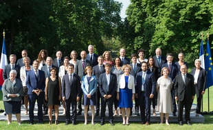 Photo de famille dans les jardins du palais de l'Elysee du nouveau Gouvernement Edouard Philippe, II