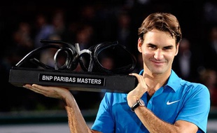 Roger Federer peut enfin porter son trophée consacrant sa victoire sur Jo-Wilfried Tsonga en finale du Masters de Bercy, le 13 novembre 2011.