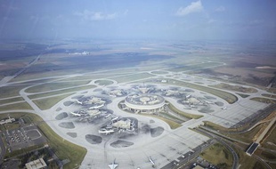 L'aéroport de Roissy Charles de Gaulle vue du ciel.