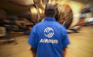 Un salarié d'Airbus sur une chaîne de montage à Colomiers.