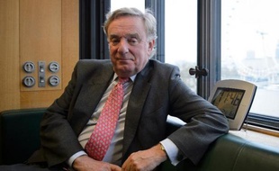 Le président de la Commission des Affaires Etrangères du Parlement britannique, Richard Ottoway, dans son bureau à Londres le 1er décembre 2014