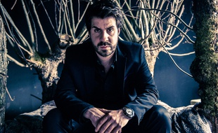 Simon Astier (John), dans la saison 4 de Hero Corp.
