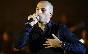 Le rappeur Akhenaton chante après avoir obtenu la Victoire du meilleur album hiphop de l'année le 13 février 2015 au Zénith de Paris