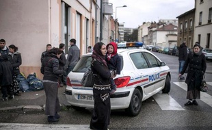 La police a procédé mardi matin à Villeurbanne, près de Lyon, à l'évacuation d'un squat où vivaient une centaine de Roms roumains, dont près de la moitié d'enfants, ont indiqué une association et la préfecture.