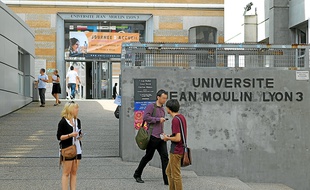 Najat Vallaud Belkacem, ministre de l’Education nationale a officialisé le gel du montant des inscriptions dans les universités françaises.