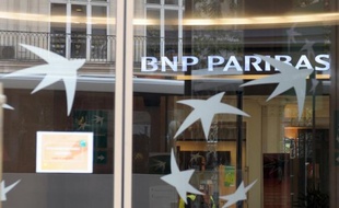 Le groupe bancaire BNP Paribas va supprimer 373 postes en France et 1.023 à l'étranger, ont annoncé mercredi les syndicats CGT et CFDT.