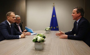 Le président du Conseil européen Donald Tusk, le président de la Commission européenne Jean-Claude Juncker et le Premier ministre britannique David Cameron à Bruxelles, le 19 février 2016