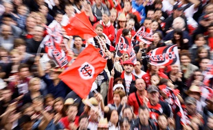 Les supporters du Stade Toulousain sur la place du Capitole après la victoire de leur équipe contre Toulon, en finale du Top 14, le 10 juin 2012.