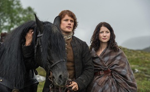 Sam Heughan et Caitriona Balfe dans la série «Outlander».