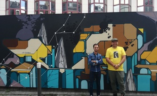Jeff Benarroch et Jaek el Diablo, devant une des quatre œuvres du chantier Primark.