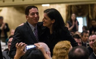 Les journalistes américains Glenn Greenwald et Laura Poitras de retour à New York pour recevoir le prix George Polk le 11 avril 2014 qui récompense leurs investigations en lien avec l'affaire Snowden