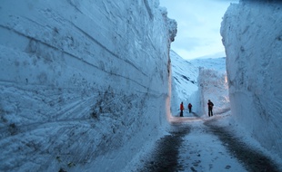 Un expert en avalanche a pris des photos impressionnantes en plongeant au cœur de la coulée de neige qui s’est abattue sur Bessans (Savoie) dans la nuit du 8 au 9 janvier 2018.