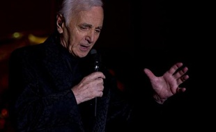 Le chanteur Charles Aznavour sur scène le 22 mai 2014 à Berlin, lors de son 90e anniversaire