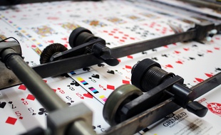 Grand Est: Cartamundi à Saint-Max, la seule imprimerie de France à fabriquer des cartes à jouer et cartes de jeux.