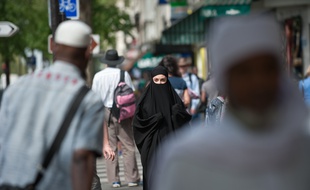 Illustration d'une femme en niqab, à Paris, rue de la Goutte d'Or, en juin 2018.